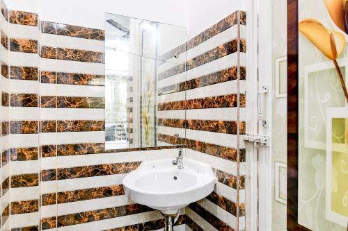 Un baño de Super Hotel O Hiland Park Formerly Ayush Villa