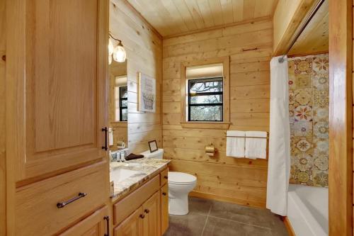 Koupelna v ubytování Shady Lane Lodge: Hot-Tub and Game Room Wheelchair Access