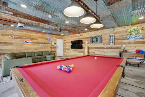 Biliár nebo kulečník v ubytování Shady Lane Lodge: Hot-Tub and Game Room Wheelchair Access