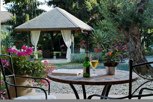 Κήπος έξω από το Logis Auberge Saint Simond