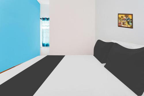 a room with a bed and a window at Super Hotel O Okkilipalayam in Coimbatore