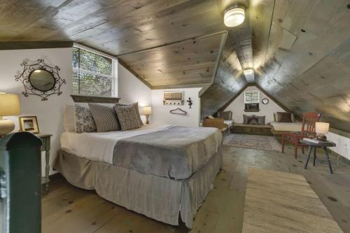 une chambre avec un grand lit et un salon dans l'établissement Cactus Flower Peaceful Hill Country Escape!, à Luckenbach