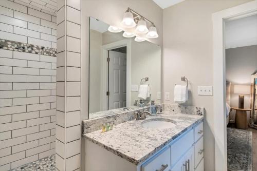 Koupelna v ubytování Luxury Home just 5 min from Main St