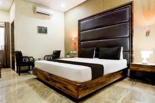 a bedroom with a large bed in a room at Super Townhouse Durg Near Railway Station in Bhilai