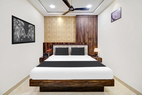 a bedroom with a large bed in a room at Hotel O Vijayawada Near Railway Station in Vijayawāda