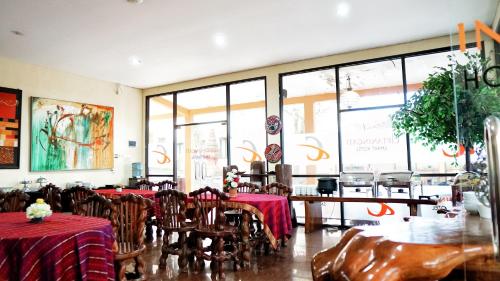 Un restaurante o sitio para comer en Ciptaningati Culture Hotel Batu