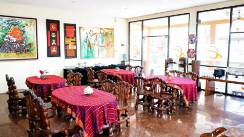 Un restaurante o sitio para comer en Ciptaningati Culture Hotel Batu