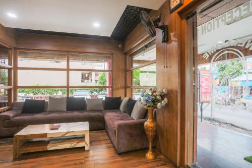 a living room with a couch and a table at Super Collection O Tikonia in Haldwāni