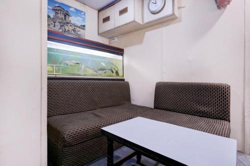 a small room with two benches and a table at Super Collection O Hubli City Center Formerly Chalukya Residency in Hubli