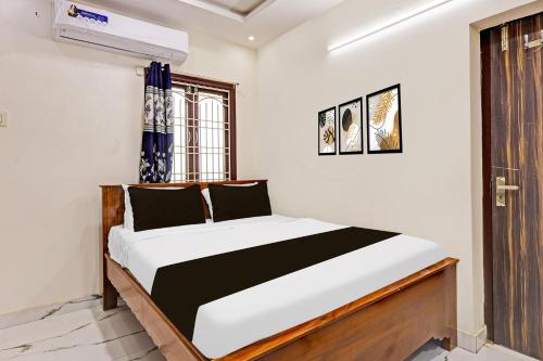a bedroom with a bed in a room at Super Hotel O Lakshmipuram Main Road Guntur in Guntūr