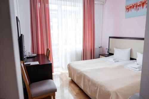 Una cama o camas en una habitación de Pysanka Hotel