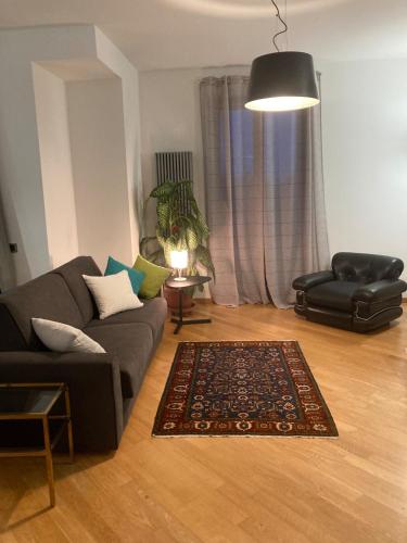 a living room with a couch and a chair at Luminoso appartamento panoramico in Cassano dʼAdda