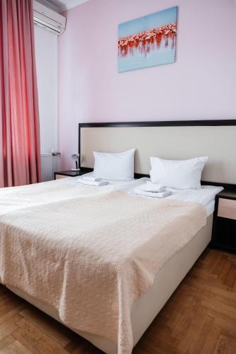 Una cama o camas en una habitación de Pysanka Hotel