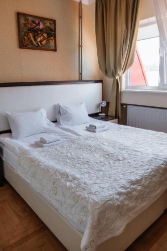 Una cama o camas en una habitación de Pysanka Hotel