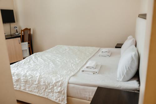 Una cama o camas en una habitación de Pysanka Hotel