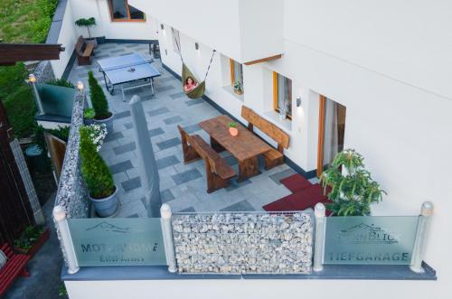 an overhead view of a patio with a table and benches at Aparthotel Fernblick in Fiss