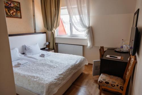 Una cama o camas en una habitación de Pysanka Hotel