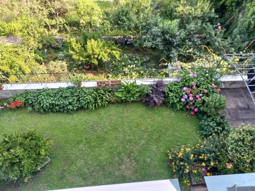 an overhead view of a garden with flowers and plants at Luminoso appartamento panoramico in Cassano dʼAdda