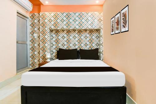 Postel nebo postele na pokoji v ubytování Super Hotel O Dakshin Dwar Formerly Radha Krishna Niwas