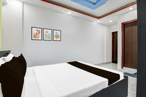 a white bedroom with a bed in a room at Super Collection O Mourigram Near Andul Road in Sānkrāil