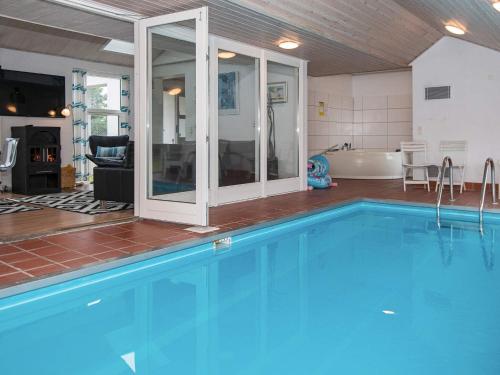 Una gran piscina con bañera y baño. en Luxury Pool Retreat in Ebeltoft - By Traum Ferienwohnungen, en Ebeltoft