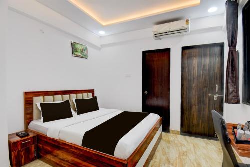 a bedroom with a bed and a desk and a bed sidx sidx sidx at Super Collection O Hinjewadi Phase 1 Formerly Mars Venture in Hinjewadi