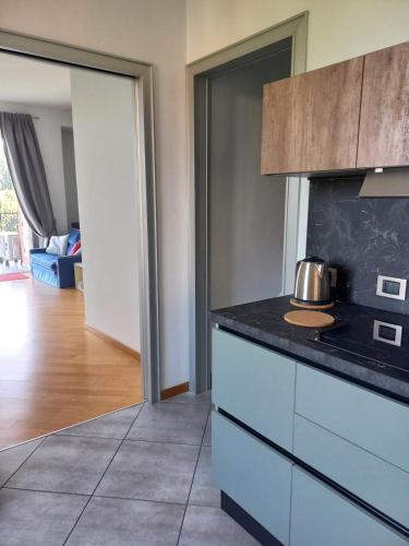 a kitchen with a counter top in a room at Luminoso appartamento panoramico in Cassano dʼAdda