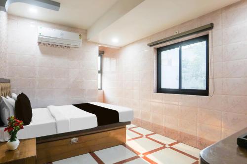 a room with a bed and a window in it at Super Hotel O Parao Formerly Cozy Inn in Ajmer