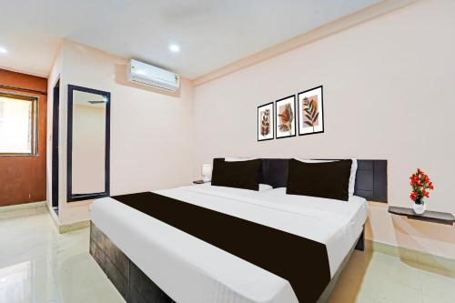 a bedroom with a large bed in a room at Super Collection O Surathkal Beach in Suratakal