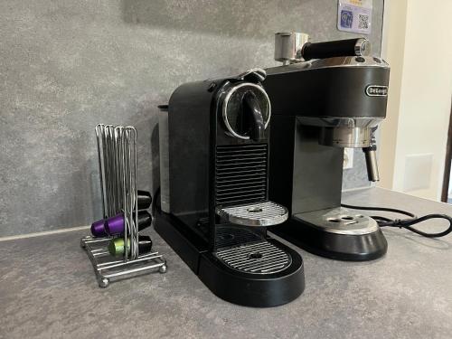 トリャブナにあるVerta Houseのカウンターの上に置かれた黒いコーヒーメーカー