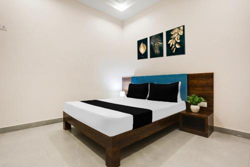 Ένα ή περισσότερα κρεβάτια σε δωμάτιο στο Super Hotel O Kota Railway Junction Formerly Formerly Aagam Inn