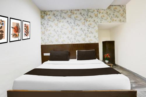 a bedroom with a large bed in a room at Super Hotel O Subhani Building Formerly Hotel Amandeep in Ludhiana