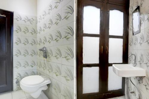 a bathroom with a toilet and a sink at Super Hotel O Subhani Building Formerly Hotel Amandeep in Ludhiana