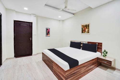 a bedroom with a large bed in a room at Super Hotel O Chittorgarh City Center in Chittaurgarh