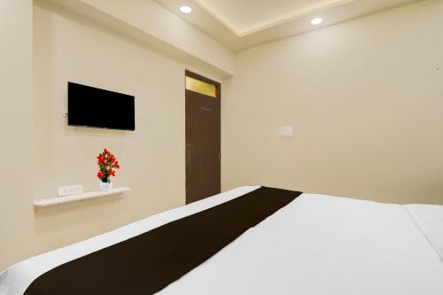 a bedroom with a bed and a flat screen tv at Super Collection O Kakadeo Kanpur Formerly Hotel Avon in Kānpur