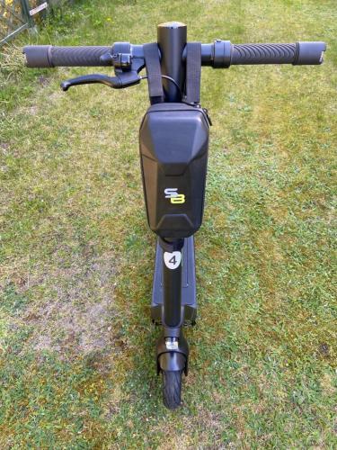 a bike parked on the grass in the grass at Rybacka 48 - Twoje miejsce wypoczynku, domki, studia, apartamenty, rowery, hulajnogi in Jantar