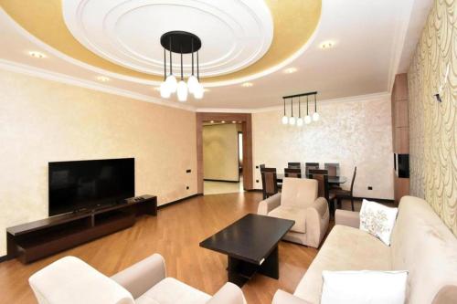 Luxury Premium Large 3Bedroom & 2Bathroom in City Center, Top Location Near Seasons Park