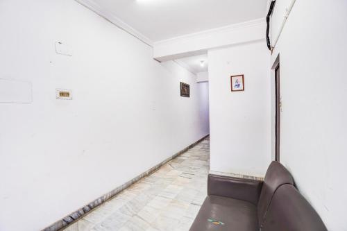 una sala de espera vacía con un sofá en una habitación en Super Hotel O Tyagi Road Near Prince Chowk, en Dehradun