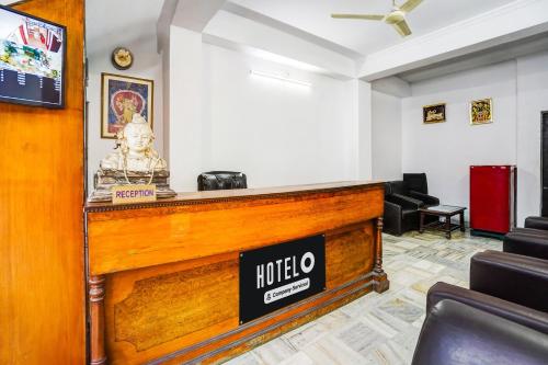 un bar en una sala de espera con un hotel en Super Hotel O Tyagi Road Near Prince Chowk, en Dehradun