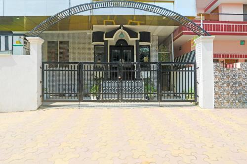 a gate in front of a house with a driveway at Super Townhouse Cantonment Varanasi Formerly Sarin Inn in Varanasi
