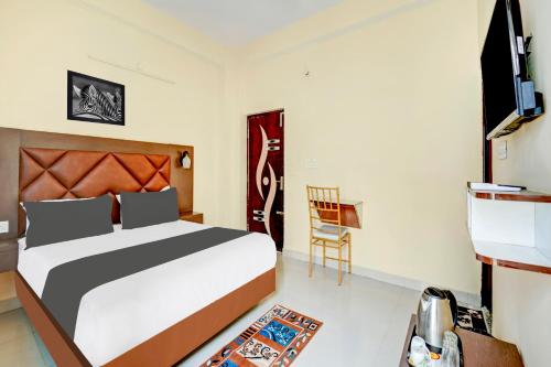 a bedroom with a bed and a flat screen tv at Super Townhouse Anisabad Near Mahavir Sansthan in Khagaul