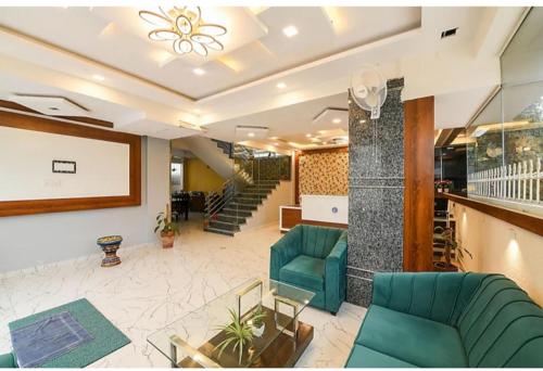 Zona de estar de Keerthis Royal Suites - Near International Airport Terminal 1 and 2