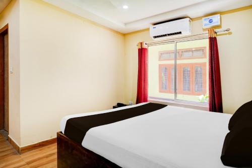 a bedroom with a bed and a window at Super Collection O Last Gate Near Dispur Law College Formerly RR hotels in Dispur