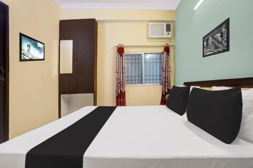 a bedroom with a large bed and a window at Super Collection O Danapur Near Railway Station in Patna