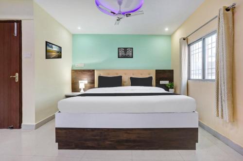 a bedroom with a large white bed in a room at Super Collection O Danapur Near Railway Station in Patna