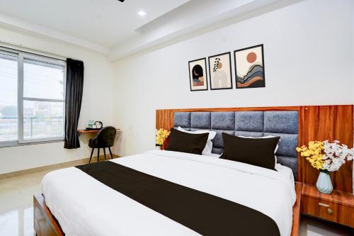 Ένα ή περισσότερα κρεβάτια σε δωμάτιο στο Super Townhouse Sector 93 Noida Expressway