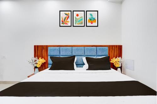Ένα ή περισσότερα κρεβάτια σε δωμάτιο στο Super Townhouse Sector 93 Noida Expressway