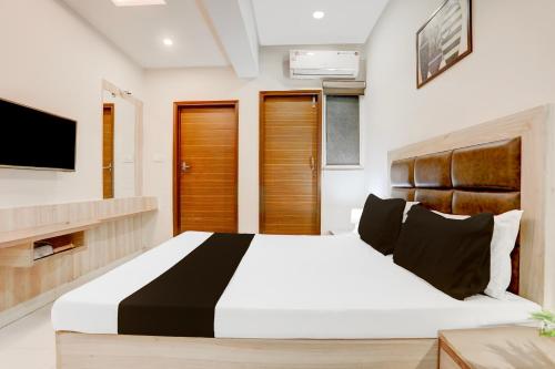 Super Collection O Gwalior Railway Station Formerly Hotel Sagarにあるベッド