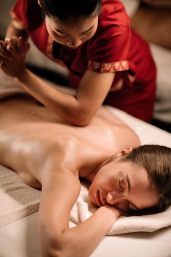 a woman is getting a mans back massage at Ausonia Hungaria Wellness & Lifestyle in Venice-Lido