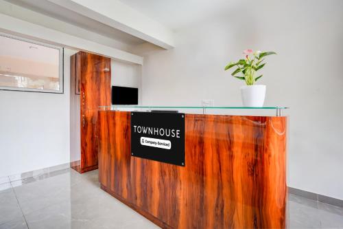 a sign on a wooden partition in a room at Super Townhouse Hebbal Dasarahalli Formerly Otium Suites in Bengaluru